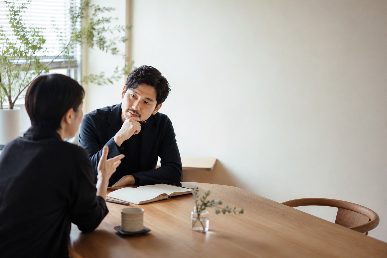 対話に耳を傾ける様子